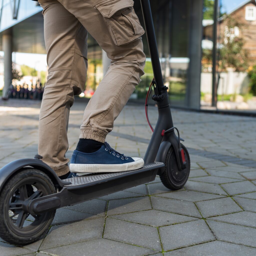 hombre montado en patinete eleéctrico